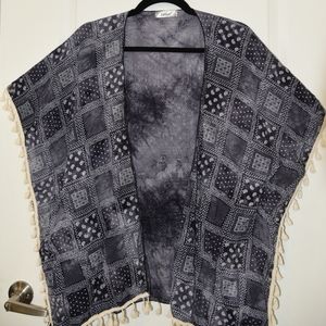 Printed open kimono style. Navy blue.